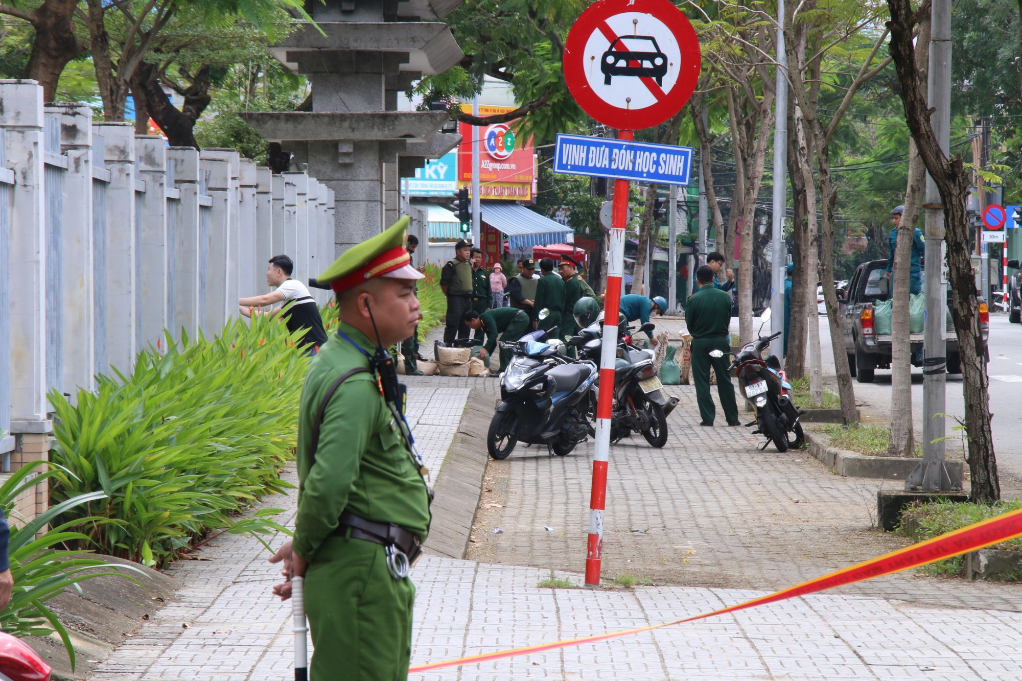 Phong tỏa cổng một trường học ở Đà Nẵng vì xuất hiện "vật lạ"- Ảnh 1.