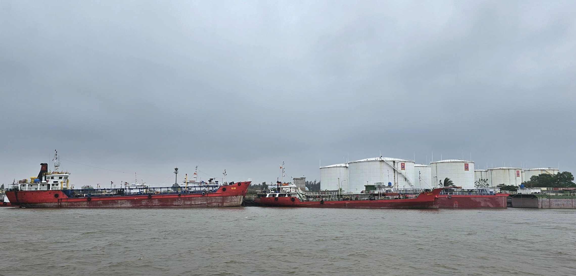 Niêm phong tổng kho xăng dầu, quản lý 16 tàu chở dầu của Hải Hà Petro- Ảnh 1.