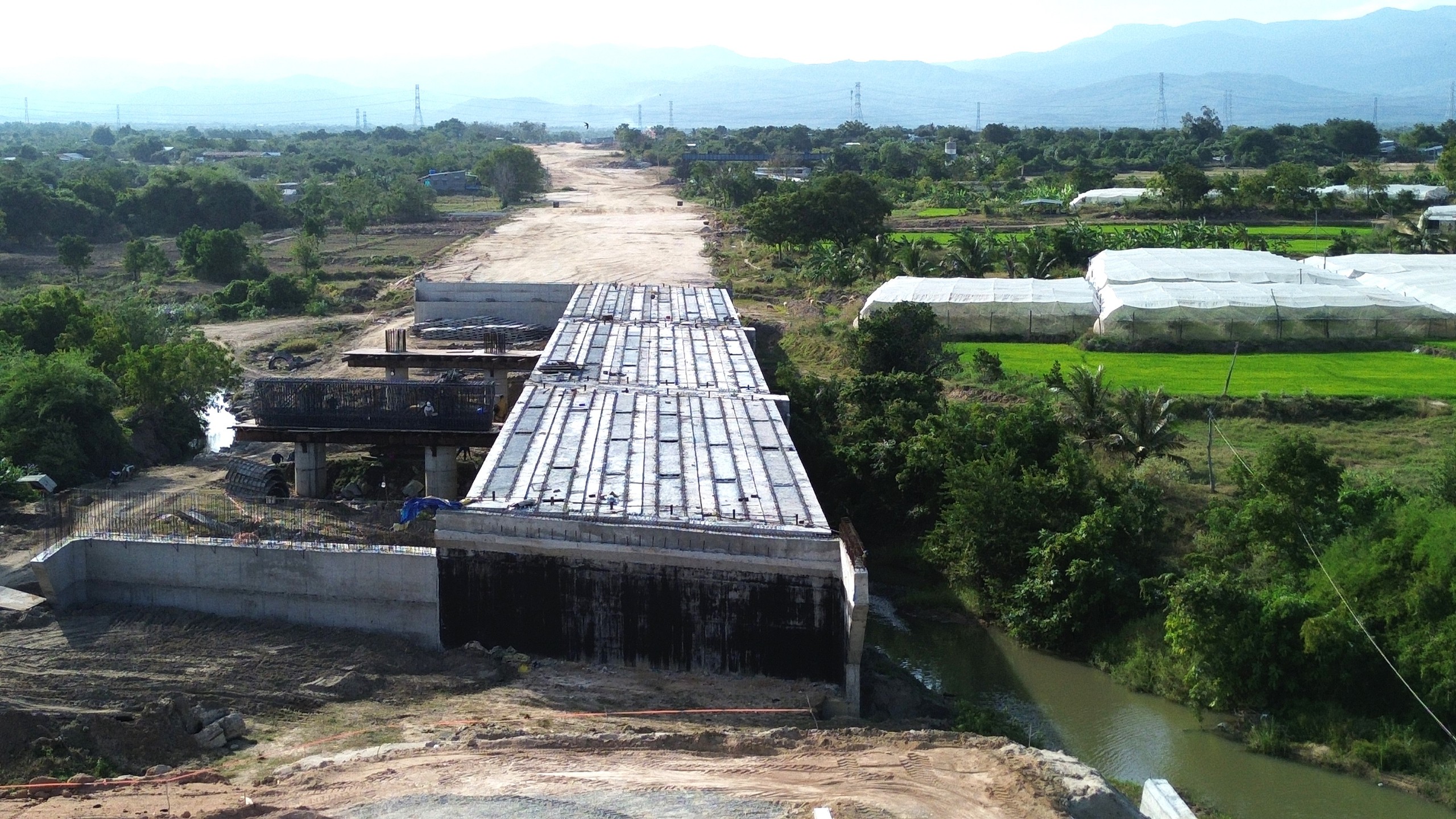 Đường kết nối cao tốc Cam Lâm - Vĩnh Hảo với QL1 đã thông sau hơn 1 năm thi công- Ảnh 3.