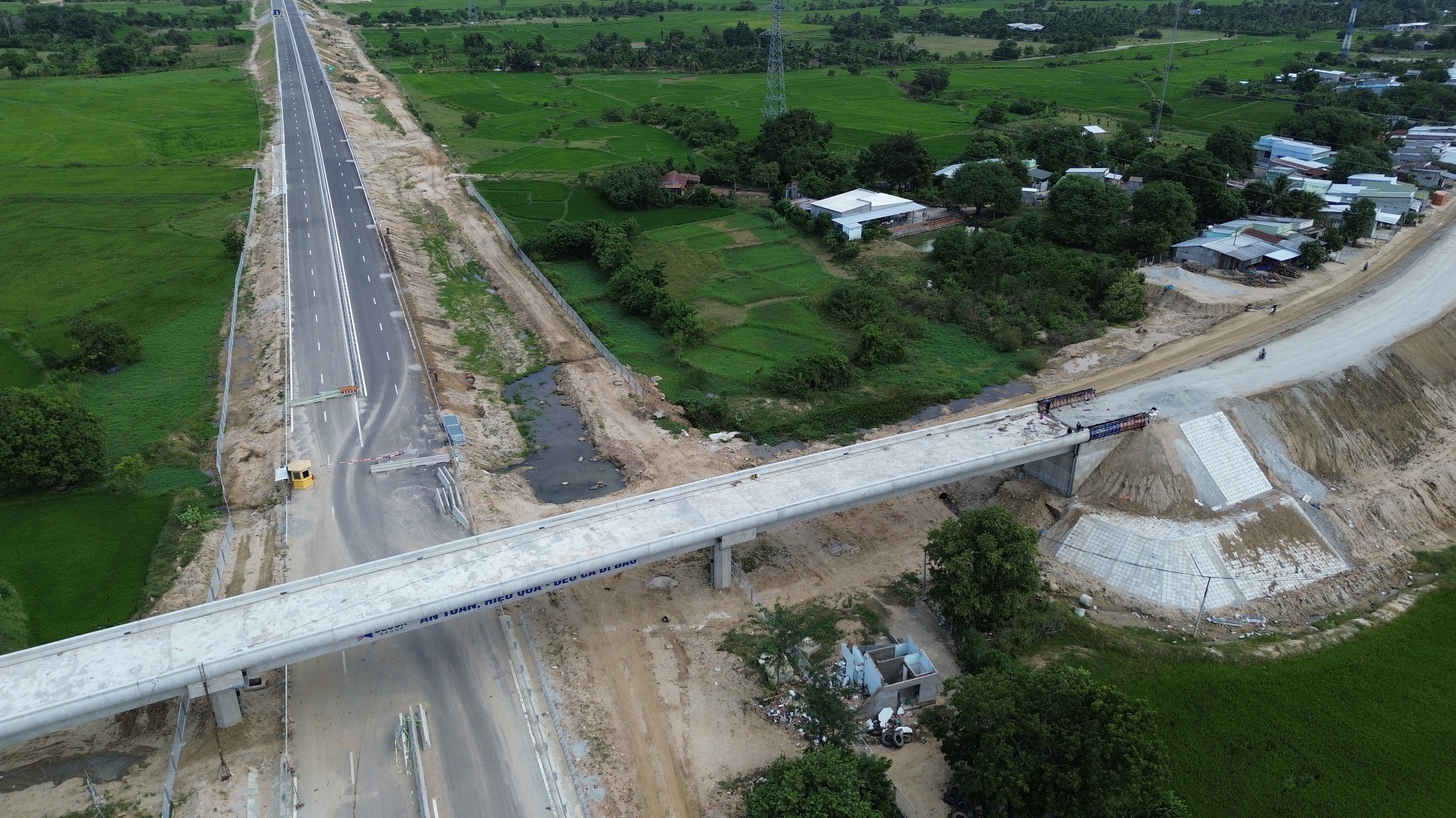 Đường kết nối cao tốc Cam Lâm - Vĩnh Hảo với QL1 đã thông sau hơn 1 năm thi công- Ảnh 1.