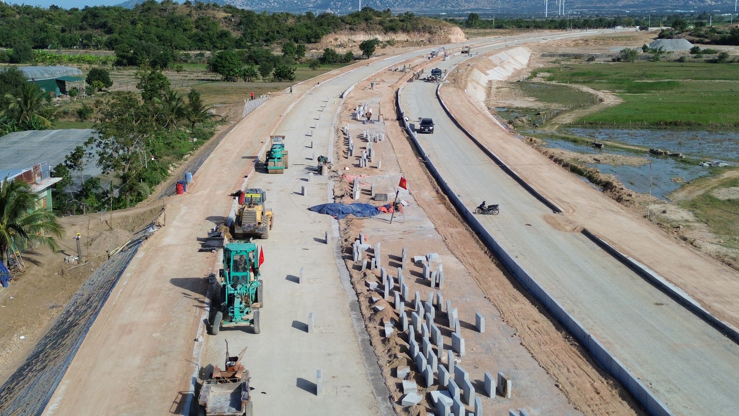 Đường kết nối cao tốc Cam Lâm - Vĩnh Hảo với QL1 đã thông sau hơn 1 năm thi công- Ảnh 4.