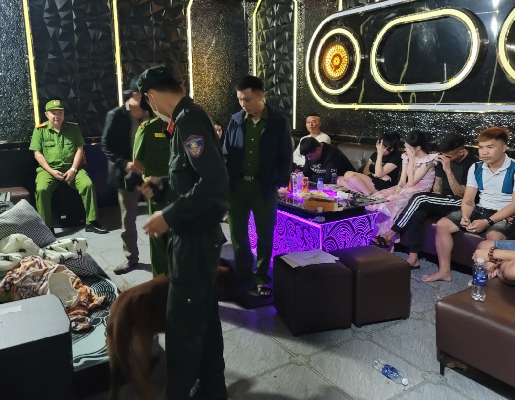 Bắt quả tang nhóm nam nữ mở tiệc ma túy trong phòng karaoke- Ảnh 1.