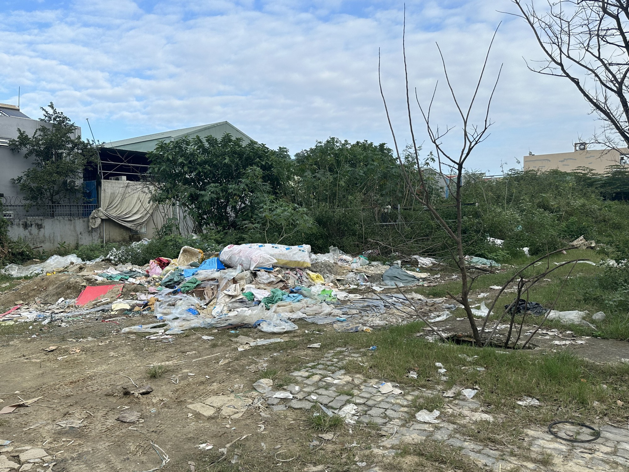 Đà Nẵng: Tái diễn nạn đổ rác thải ngổn ngang ở khu đô thị Phước Lý- Ảnh 2.