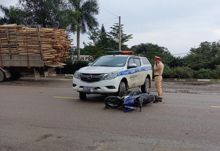 Xe máy va chạm ô tô CSGT Quảng Nam, nam thanh niên tử vong- Ảnh 1.