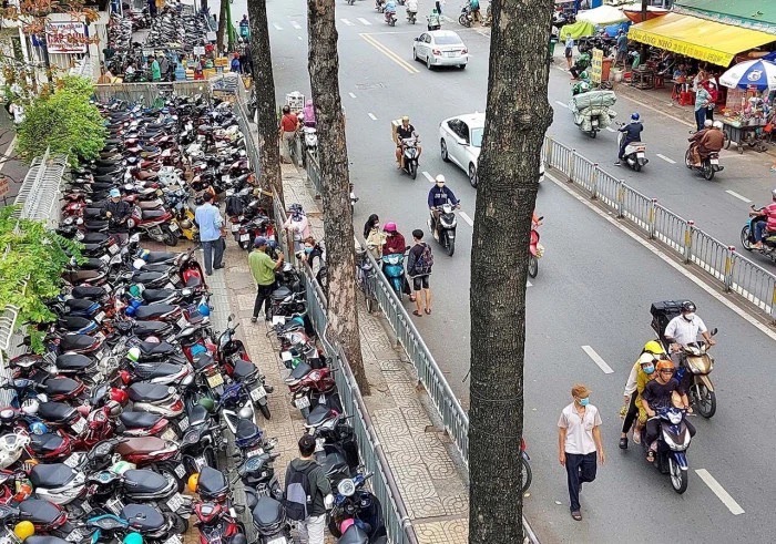 TP.HCM khẩn trương triển khai thu phí tạm vỉa hè, lòng đường- Ảnh 1.