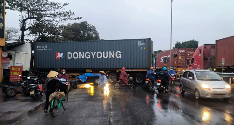 Xe container đâm vào nhà dân rạng sáng.