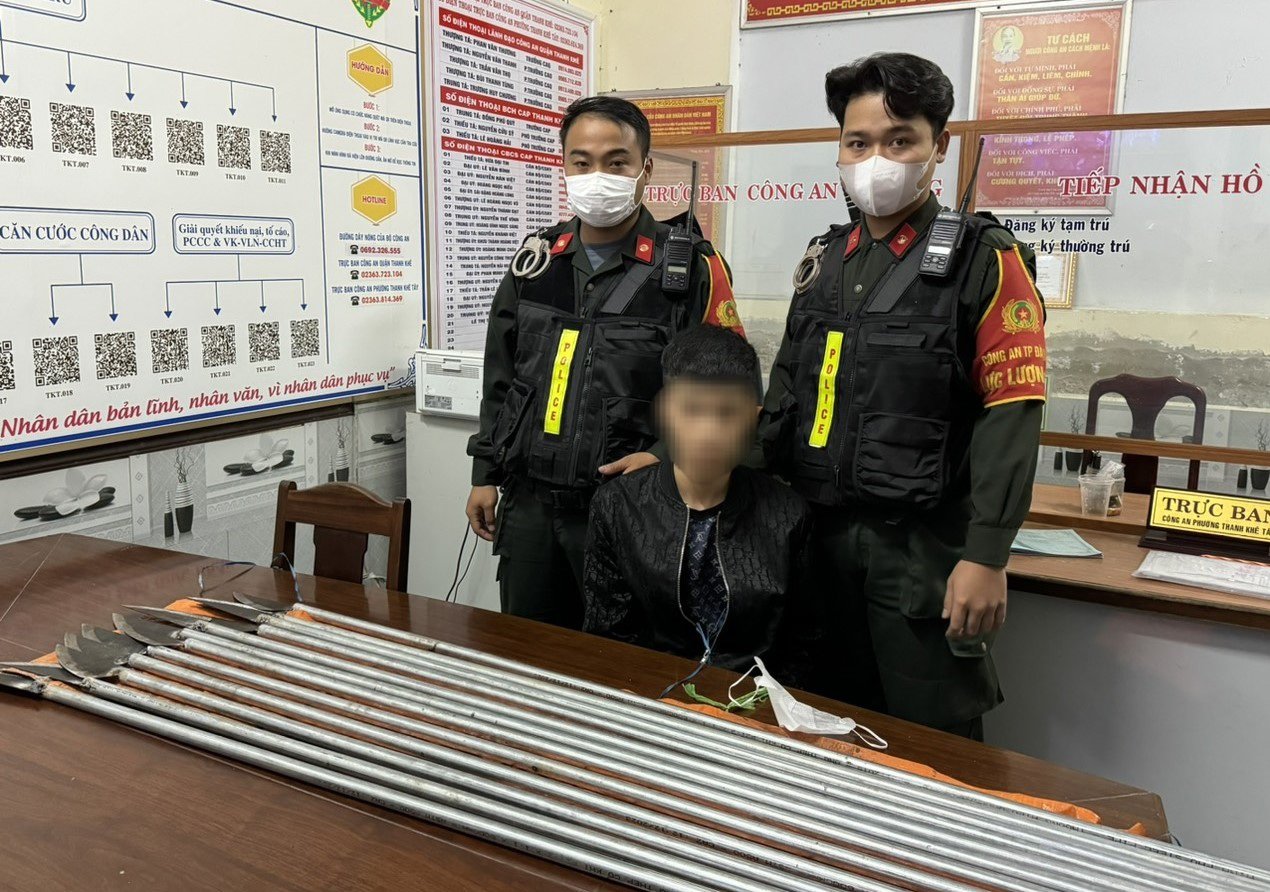 Cảnh sát 911 Đà Nẵng truy đuổi thanh niên ôm cả bó dao phóng lợn diễu phố- Ảnh 1.