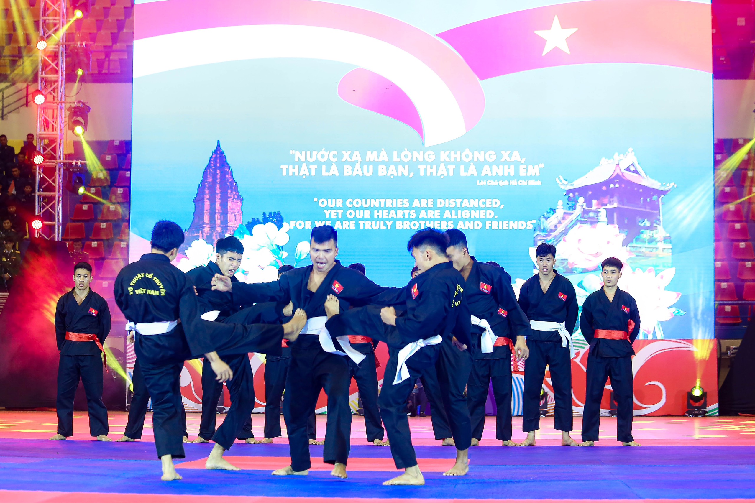 Chủ tịch nước và Tổng thống Indonesia xem trình diễn Pencak silat, võ cổ truyền- Ảnh 4.