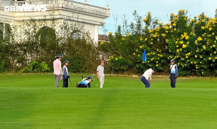 Cho thôi chức giám đốc sở ở Bắc Ninh chơi golf trong giờ hành chính- Ảnh 1.