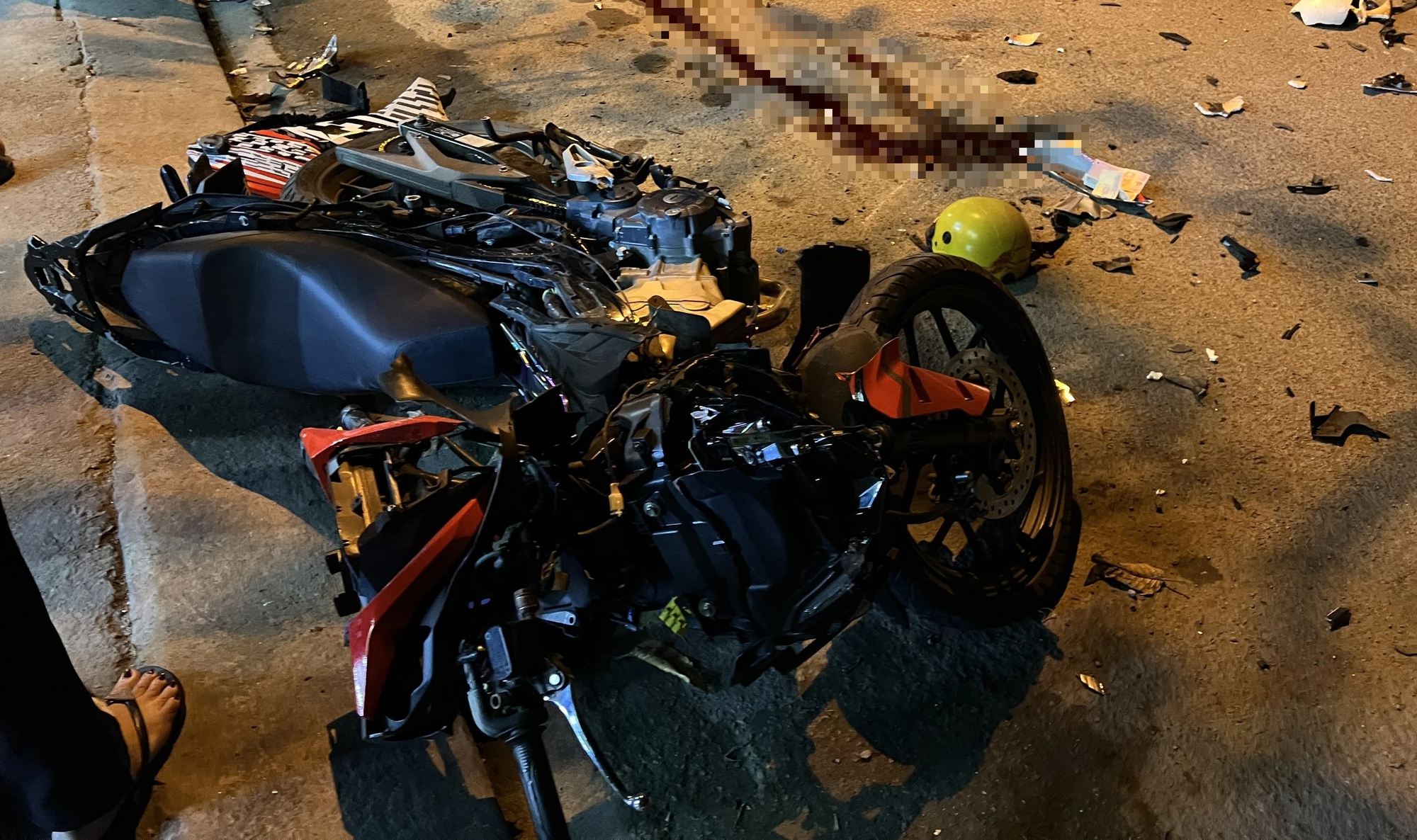 Hai xe máy đối đầu trong đêm, một người tử vong- Ảnh 2.