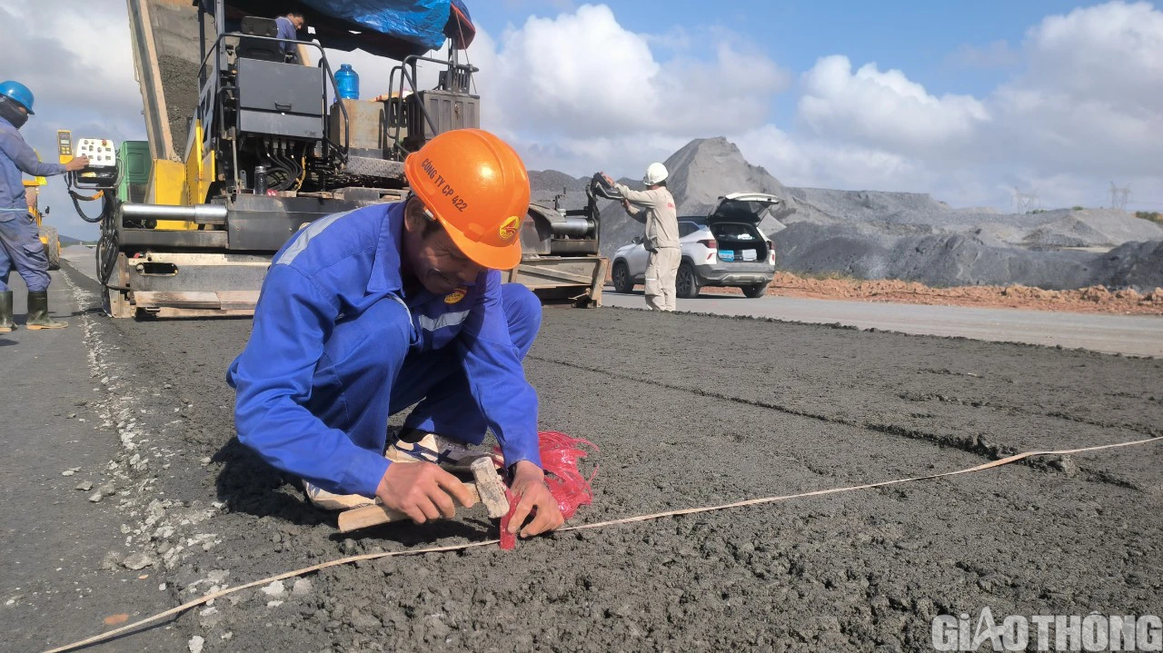 Thảm mẻ cấp phối đá dăm gia cố xi măng đầu tiên trên cao tốc Bắc - Nam qua Quảng Bình- Ảnh 2.