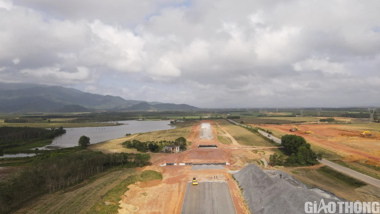 Thảm mẻ cấp phối đá dăm gia cố xi măng đầu tiên trên cao tốc Bắc - Nam qua Quảng Bình- Ảnh 4.