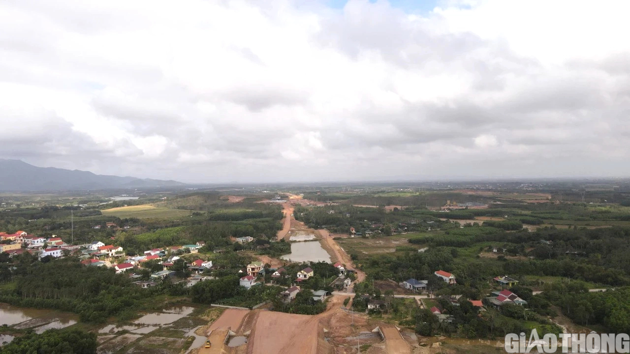 Thảm mẻ cấp phối đá dăm gia cố xi măng đầu tiên trên cao tốc Bắc - Nam qua Quảng Bình- Ảnh 5.