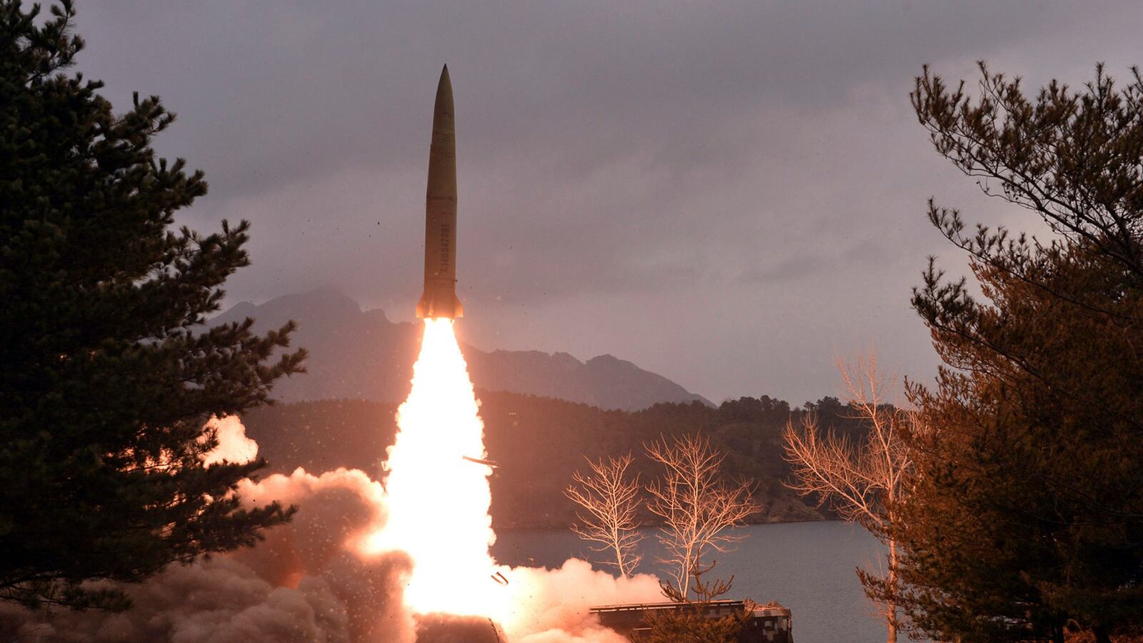 Triều Tiên phóng tên lửa đạn đạo đầu tiên của năm 2024, Nhật cảnh báo tàu thuyền - Ảnh 1.