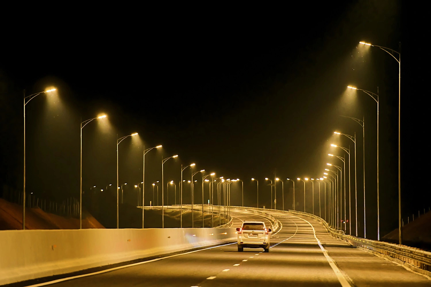 6 vị trí trên cao tốc bắt buộc phải lắp đặt hệ thống chiếu sáng- Ảnh 1.