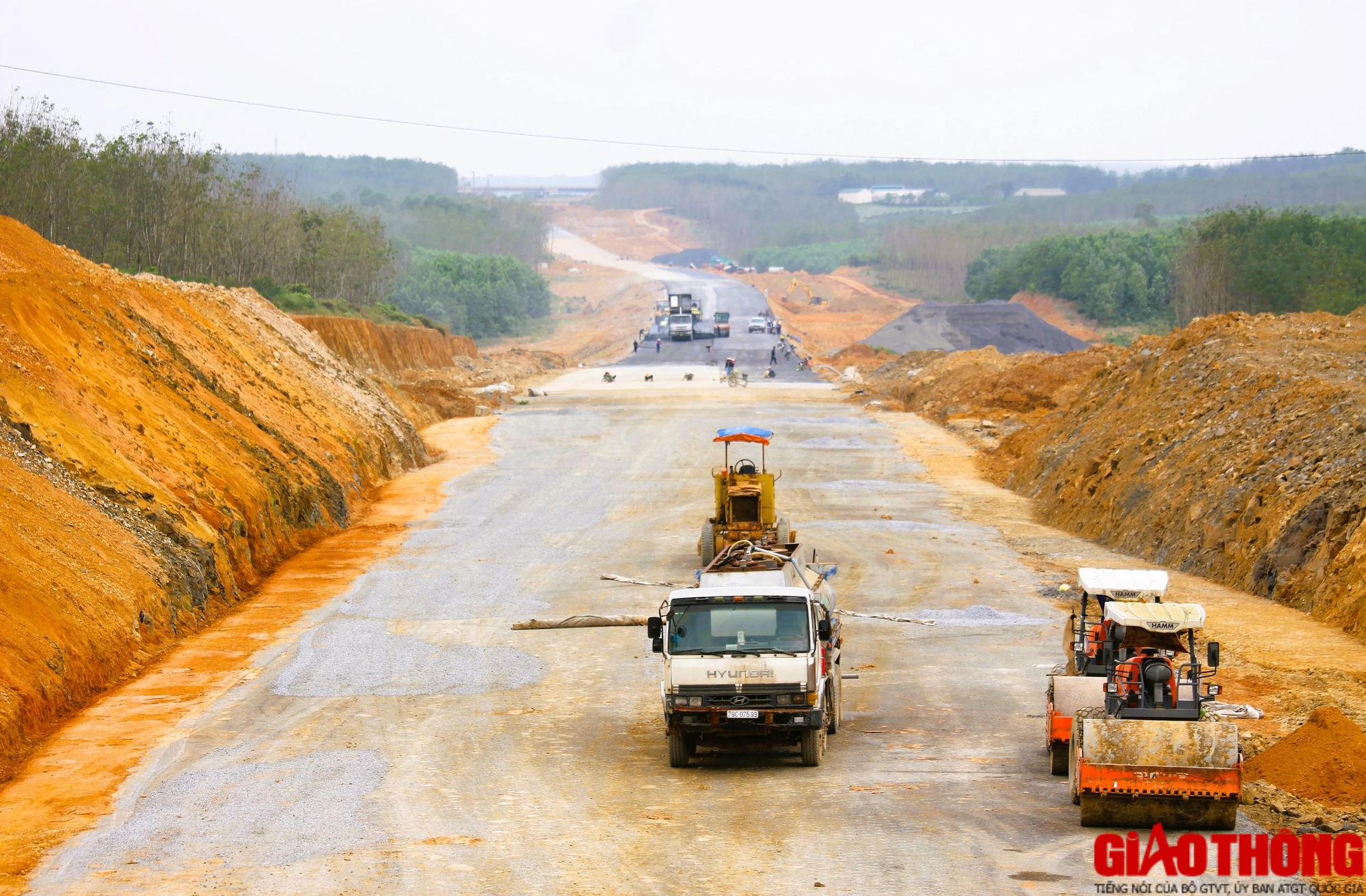 Nhộn nhịp công trường dự án cao tốc Vạn Ninh - Cam Lộ- Ảnh 1.