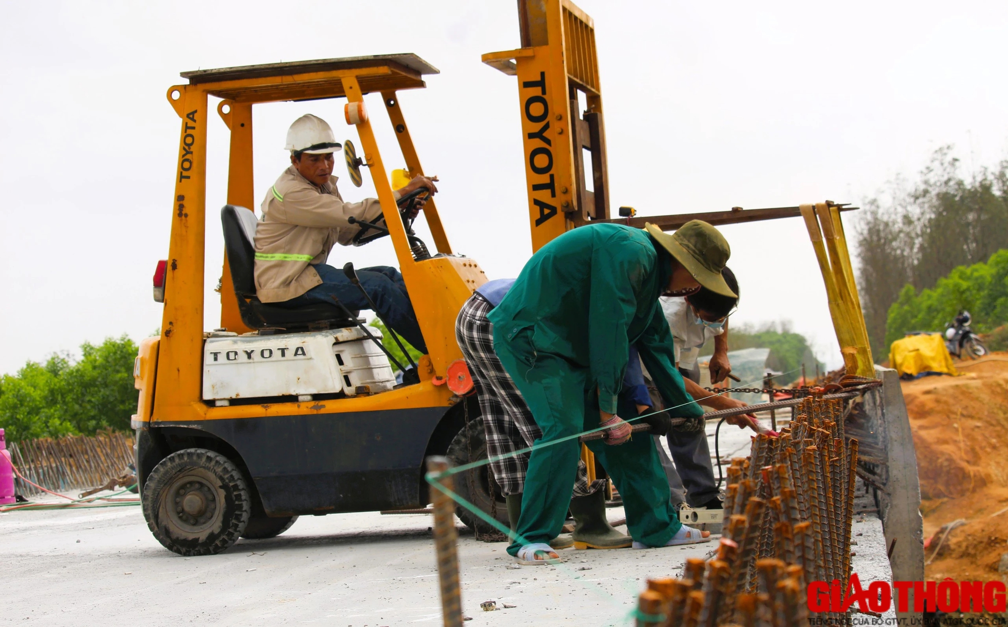 Nhộn nhịp công trường dự án cao tốc Vạn Ninh - Cam Lộ- Ảnh 6.