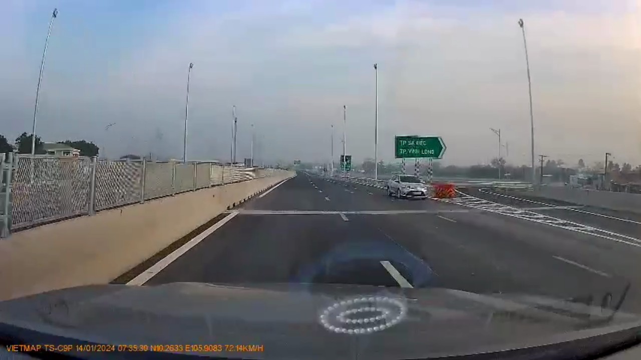 Liên tiếp phát hiện ô tô đi ngược chiều trên cao tốc Mỹ Thuận - Cần Thơ- Ảnh 3.