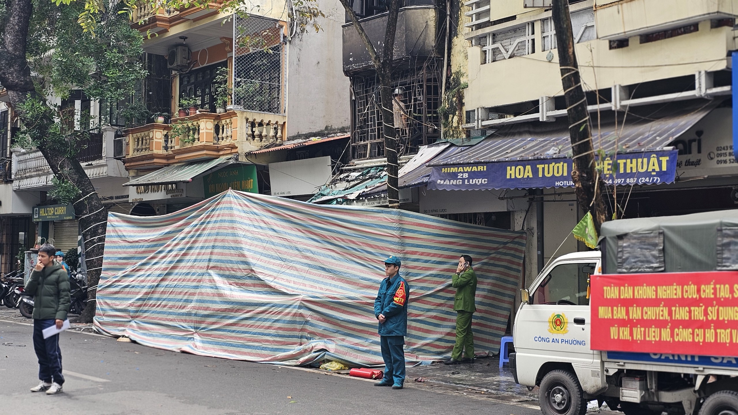 Cháy nhà, 4 người tử vong ở Hà Nội: Cửa khoá chặt, hàng xóm bất lực dập lửa- Ảnh 1.