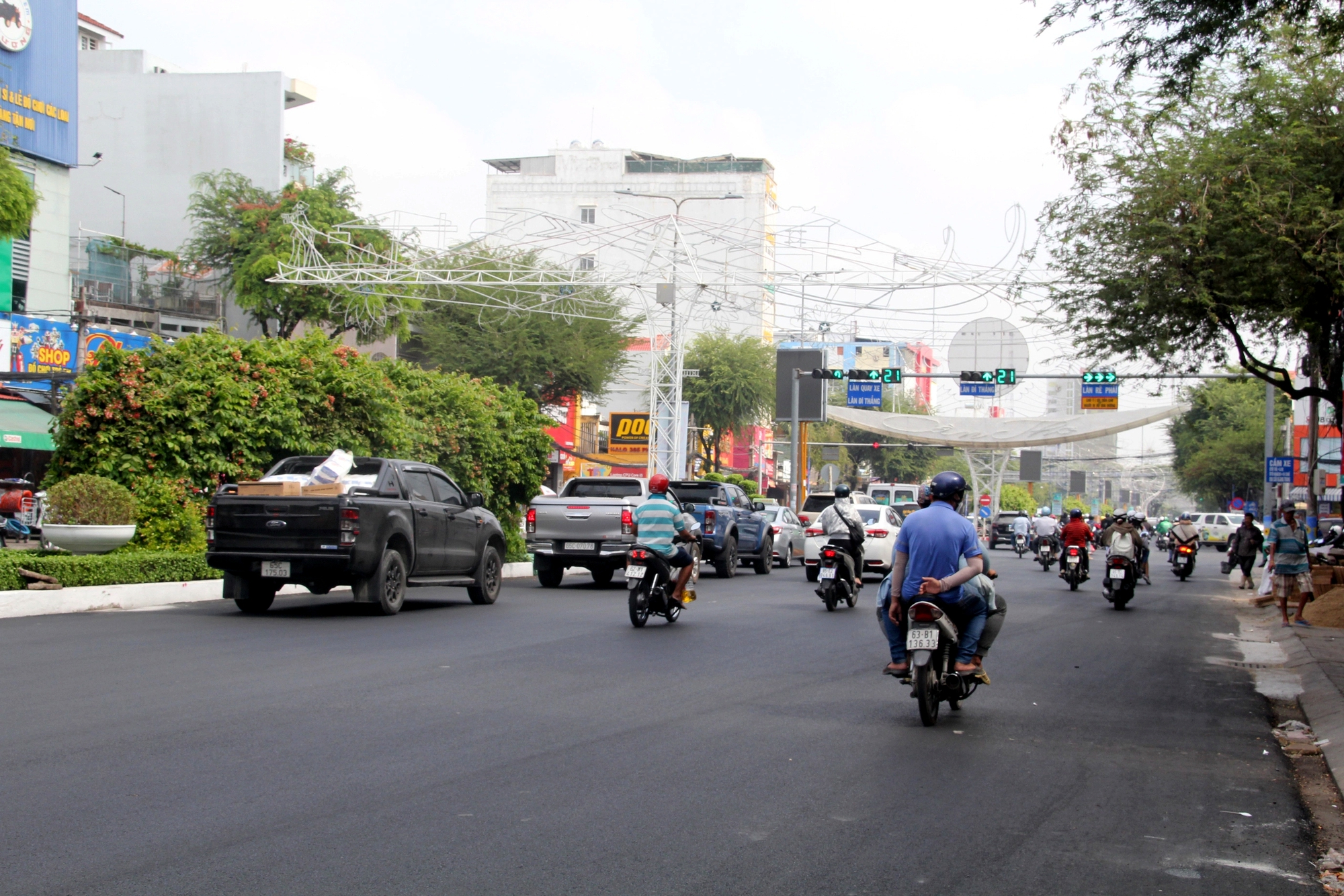 Nhiều tuyến đường ở Cần Thơ "khoác áo mới" đón tết Giáp Thìn 2024- Ảnh 2.