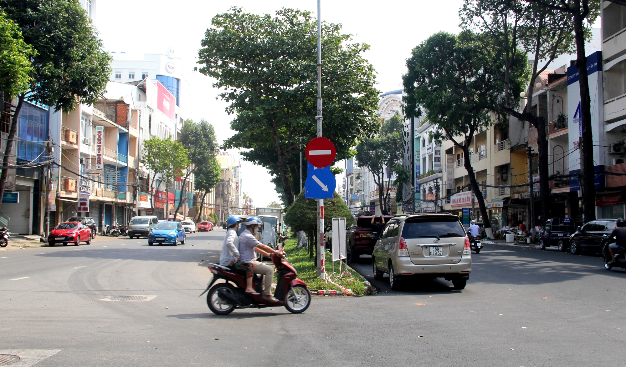 Nhiều tuyến đường ở Cần Thơ "khoác áo mới" đón tết Giáp Thìn 2024- Ảnh 4.