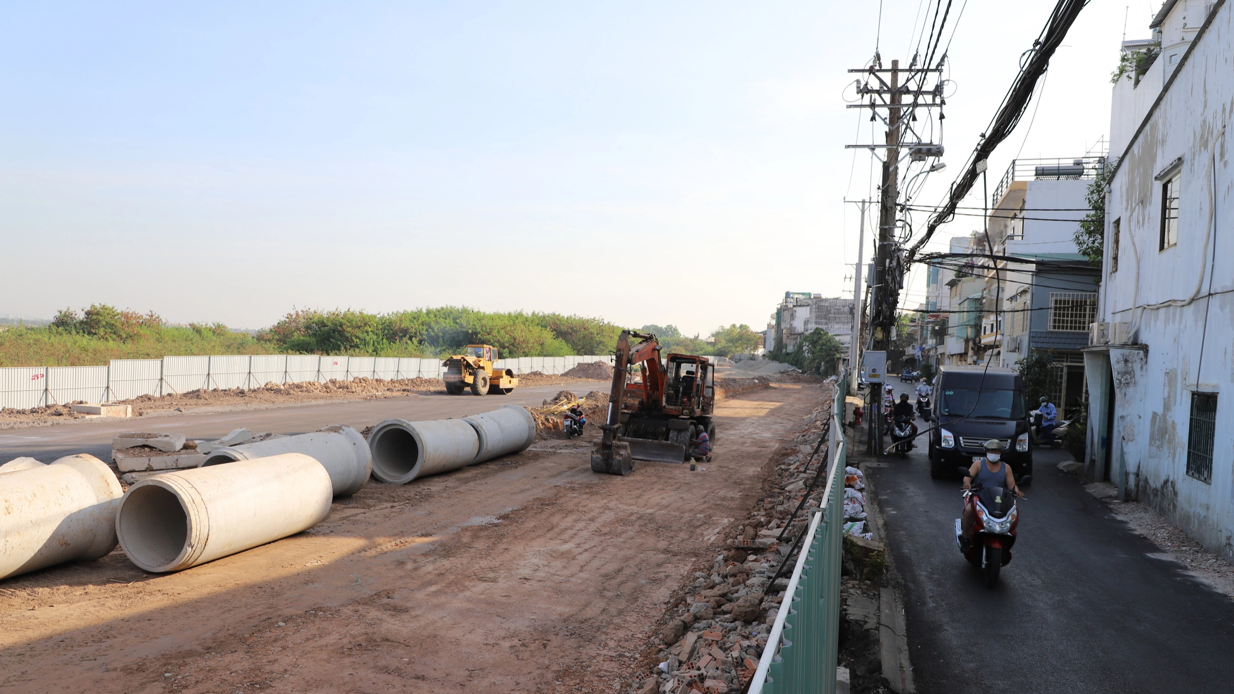 Phá dỡ bức tường tồn tại hơn 30 năm, đường xuyên sân bay Tân Sơn Nhất rộng thênh thang- Ảnh 8.
