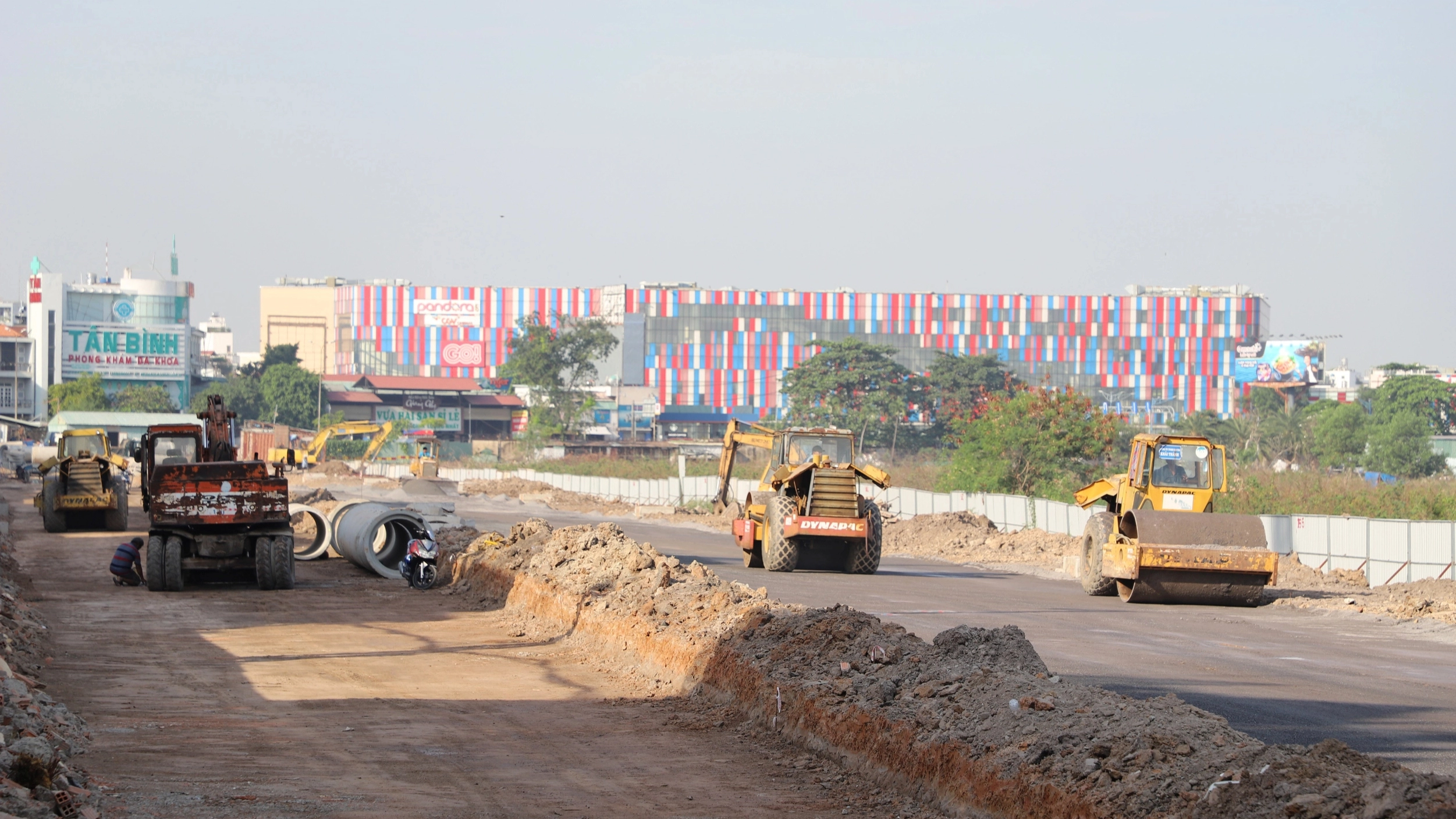 Phá dỡ bức tường tồn tại hơn 30 năm, đường xuyên sân bay Tân Sơn Nhất rộng thênh thang- Ảnh 3.