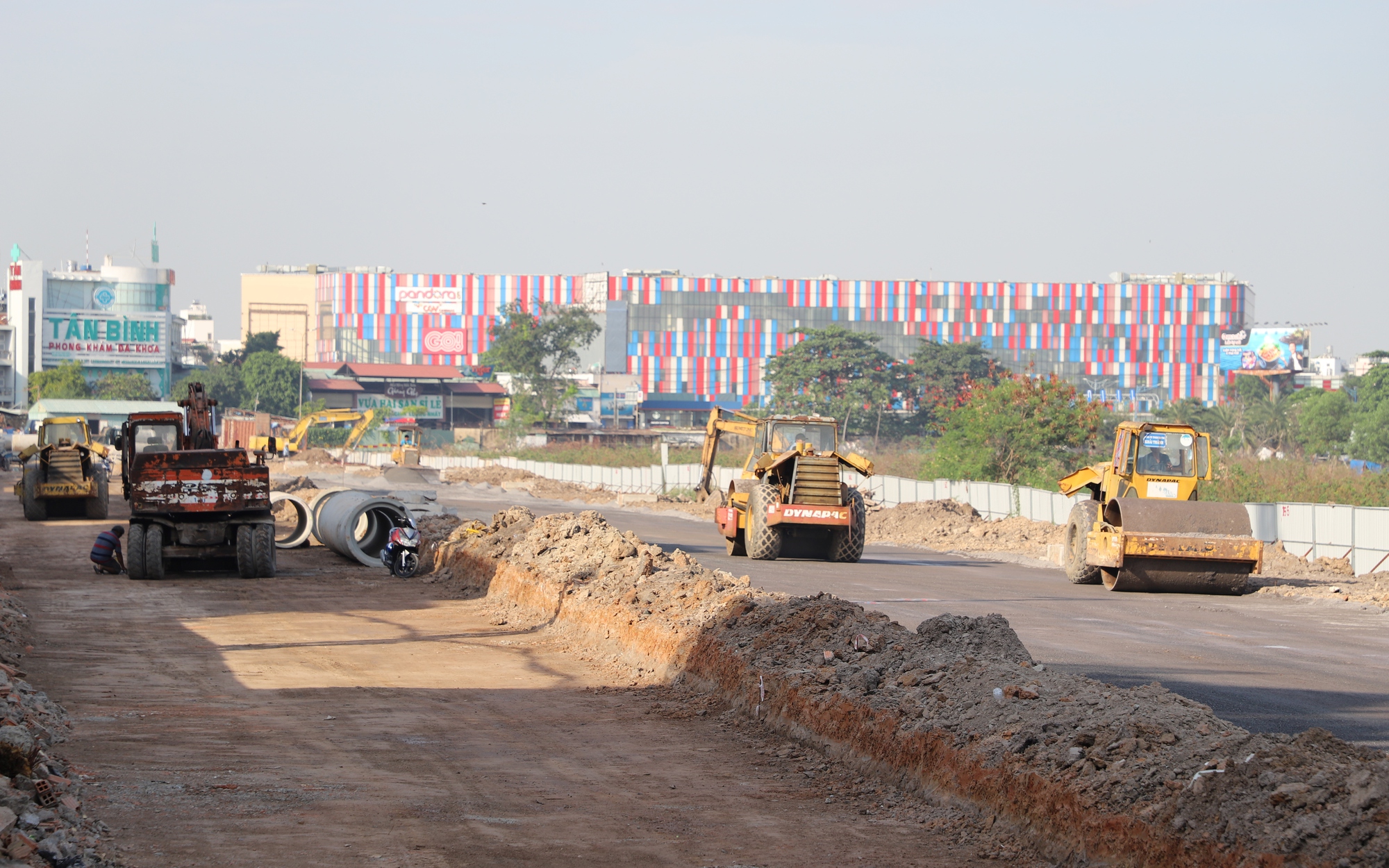 Phá dỡ bức tường tồn tại hơn 30 năm, đường xuyên sân bay Tân Sơn Nhất rộng thênh thang