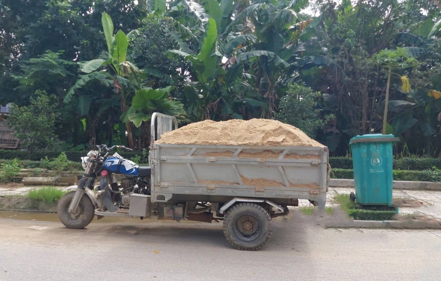 Công an Quảng Ngãi mạnh tay xử lý xe ba bánh, xe lôi, xe kéo- Ảnh 1.
