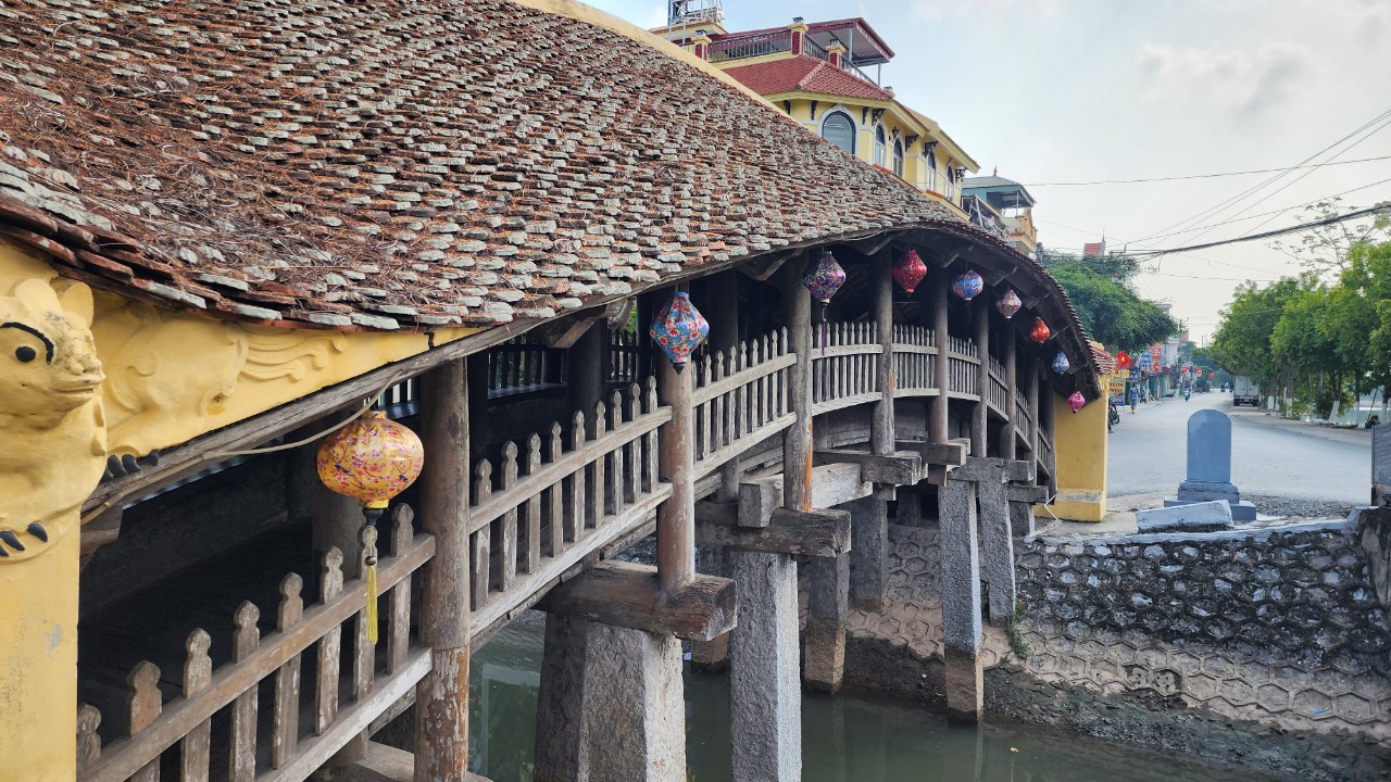 Chiêm ngưỡng cây cầu ngói dáng rồng trên 500 năm tuổi đẹp nhất Thành Nam- Ảnh 5.