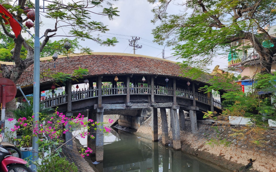 Chiêm ngưỡng cây cầu ngói dáng rồng trên 500 năm tuổi đẹp nhất Thành Nam