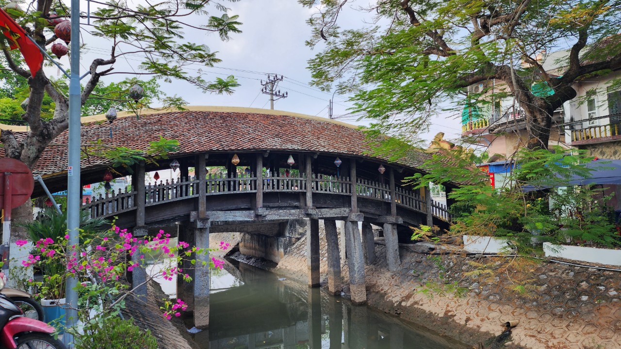 Chiêm ngưỡng cây cầu ngói dáng rồng trên 500 năm tuổi đẹp nhất Thành Nam- Ảnh 1.