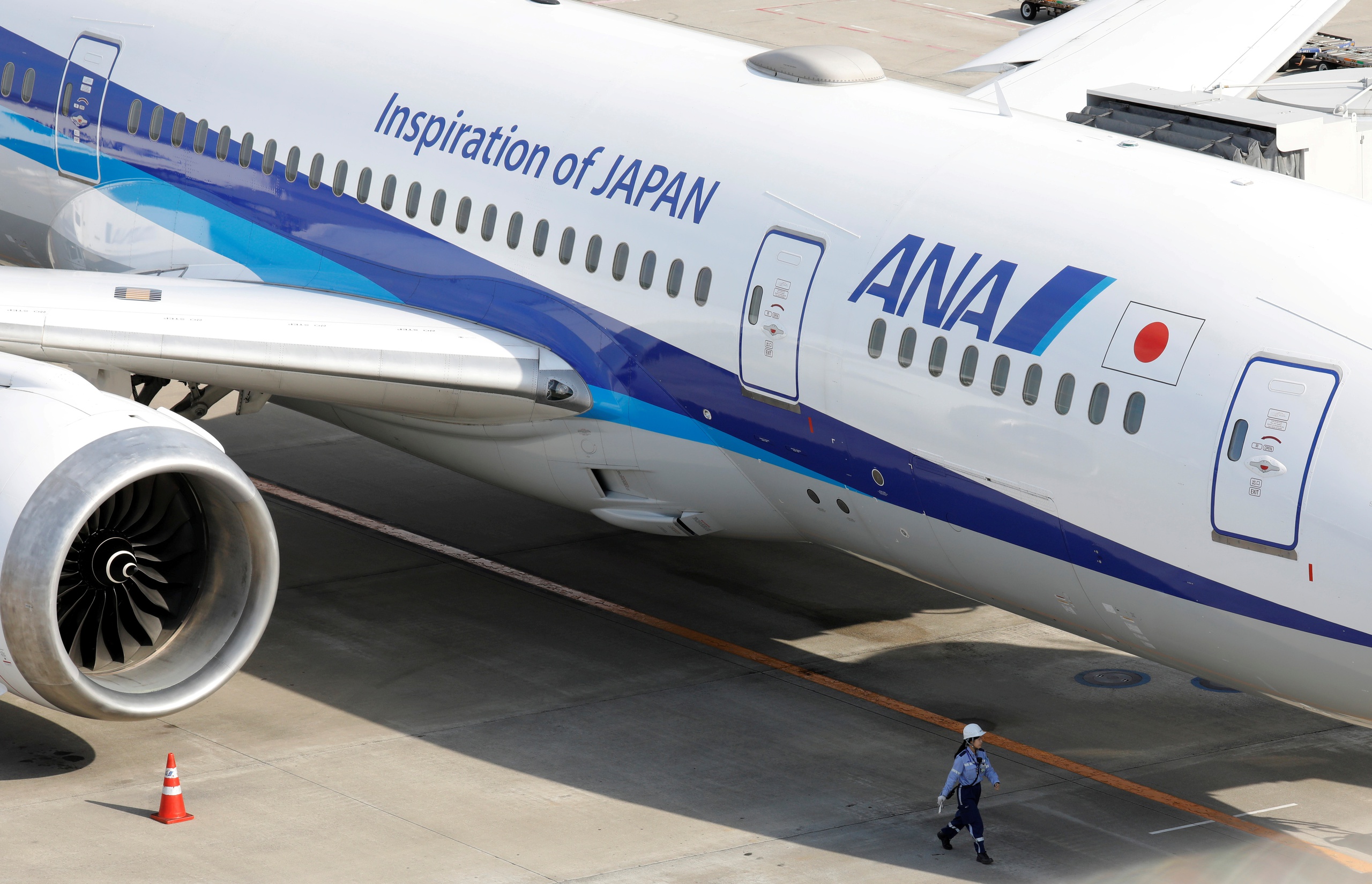 Phi công đã điều khiển chuyến bay chở 159 hành khách trở lại sân bay Haneda (Tokyo) và bàn giao vị khách say xỉn cho cảnh sát (Ảnh: Reuters)