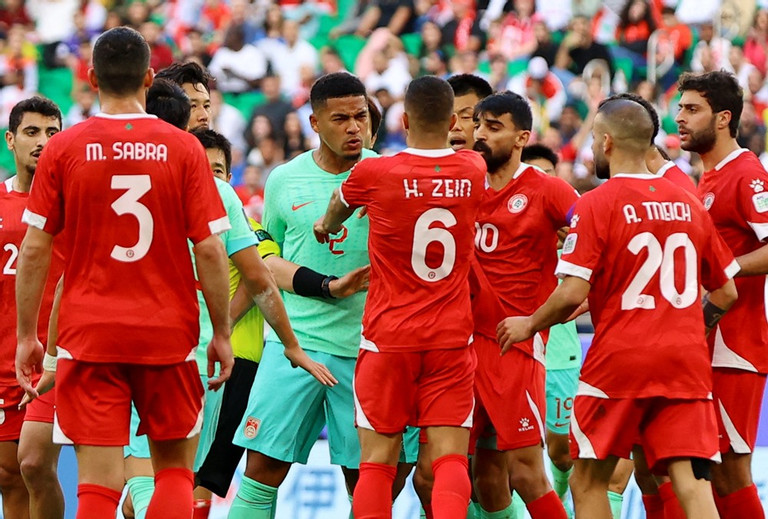Asian Cup: Trung Quốc có nguy cơ bị loại, Qatar giành vé đầu tiên vượt qua vòng bảng- Ảnh 1.