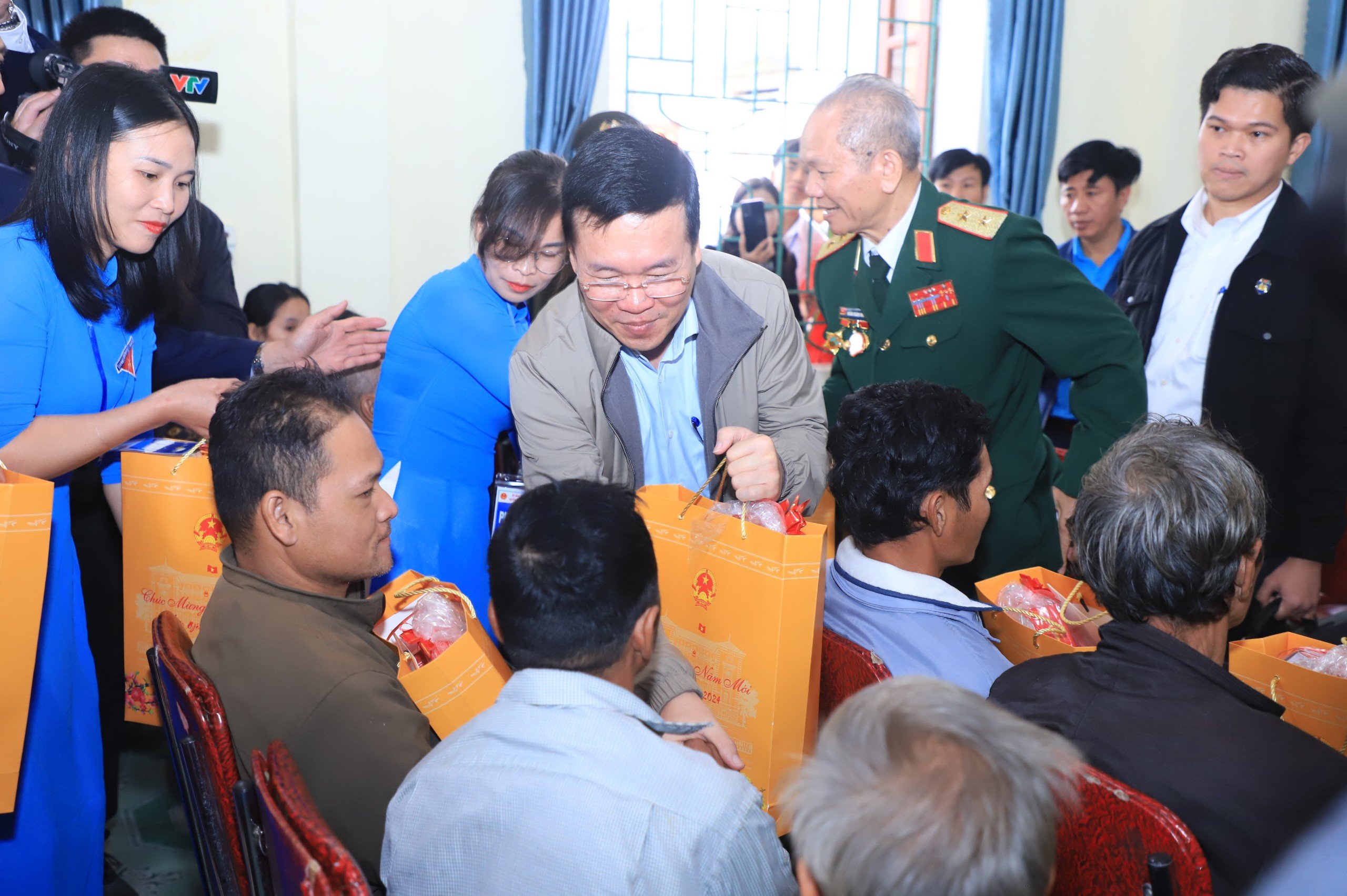 Chủ tịch nước Võ Văn Thưởng dự chương trình “Tết nhân ái” tại Nghệ An- Ảnh 1.