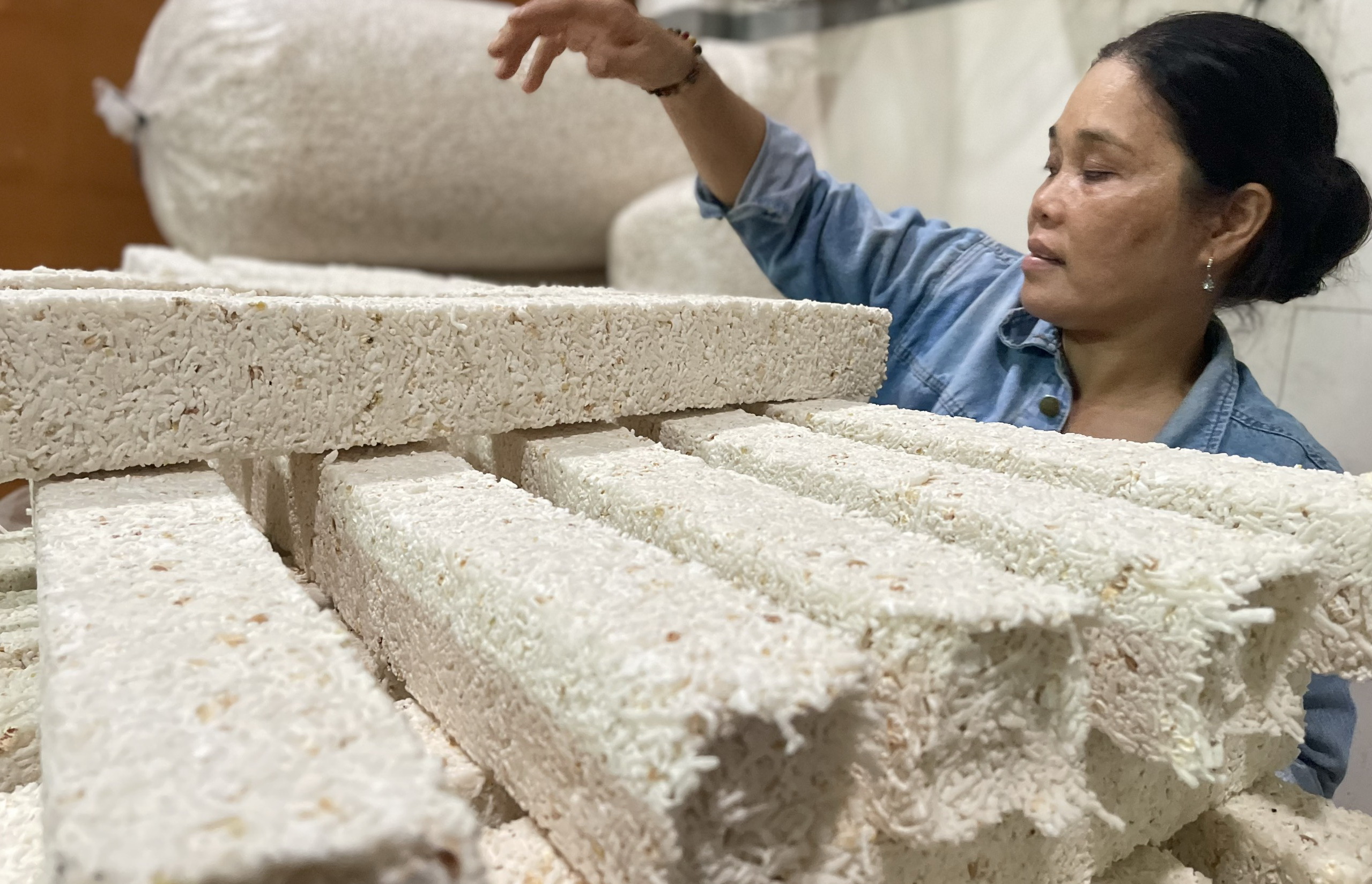 Lạ lẫm m&oacute;n b&aacute;nh truyền thống được l&agrave;m từ hạt nếp ngon gi&ograve;n ng&agrave;y Tết- Ảnh 5.