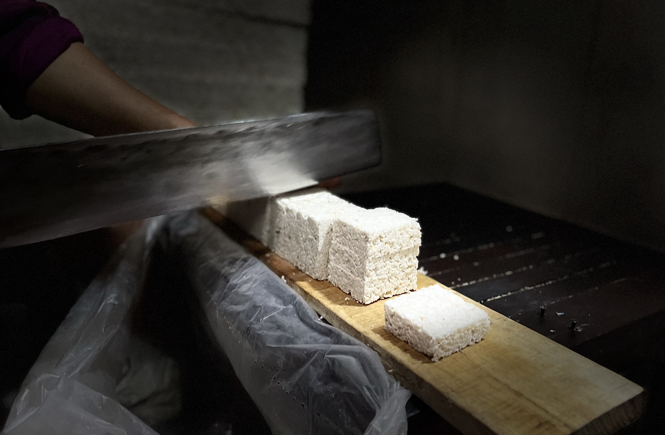 Lạ lẫm m&oacute;n b&aacute;nh truyền thống được l&agrave;m từ hạt nếp ngon gi&ograve;n ng&agrave;y Tết- Ảnh 7.