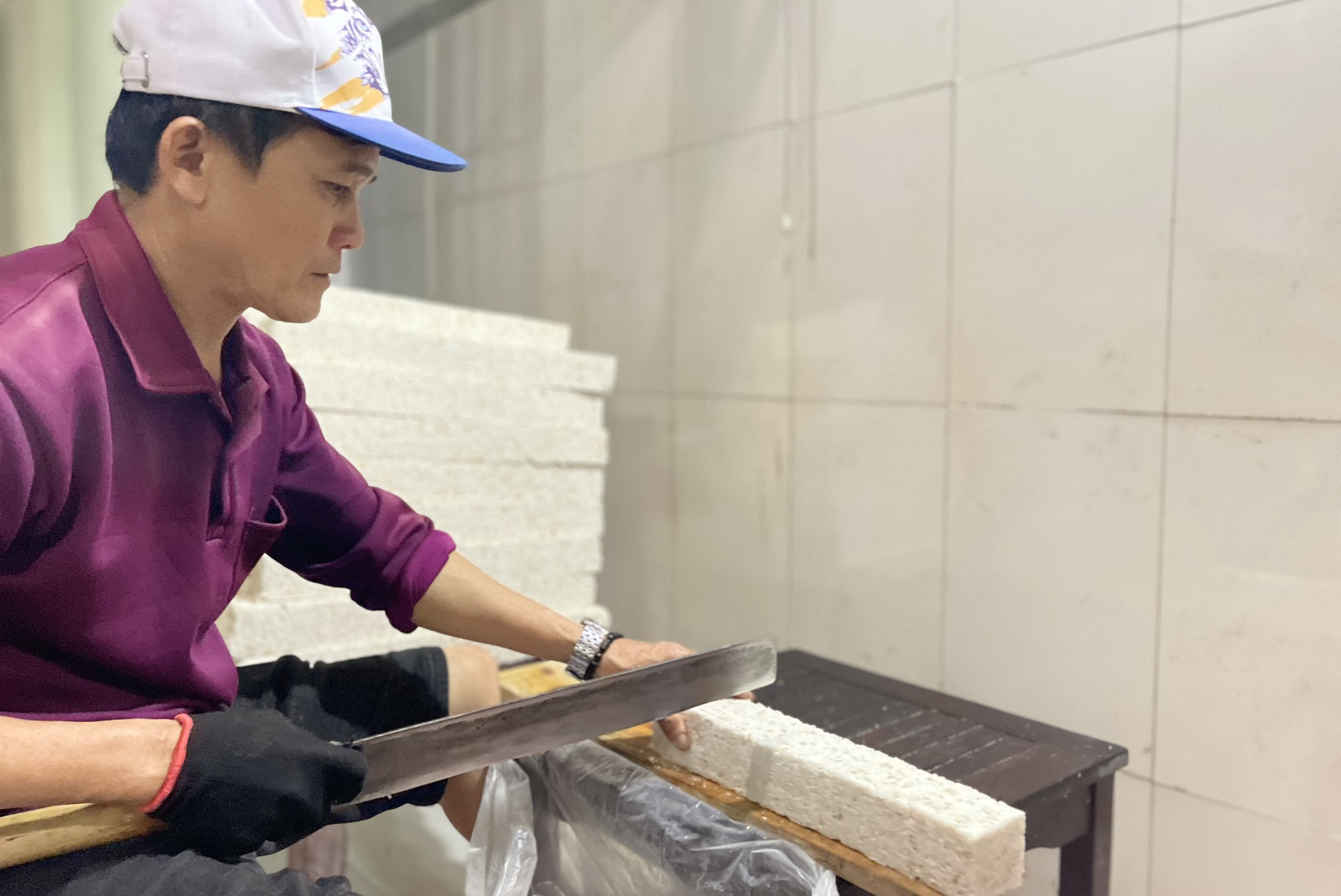 Lạ lẫm m&oacute;n b&aacute;nh truyền thống được l&agrave;m từ hạt nếp ngon gi&ograve;n ng&agrave;y Tết- Ảnh 8.