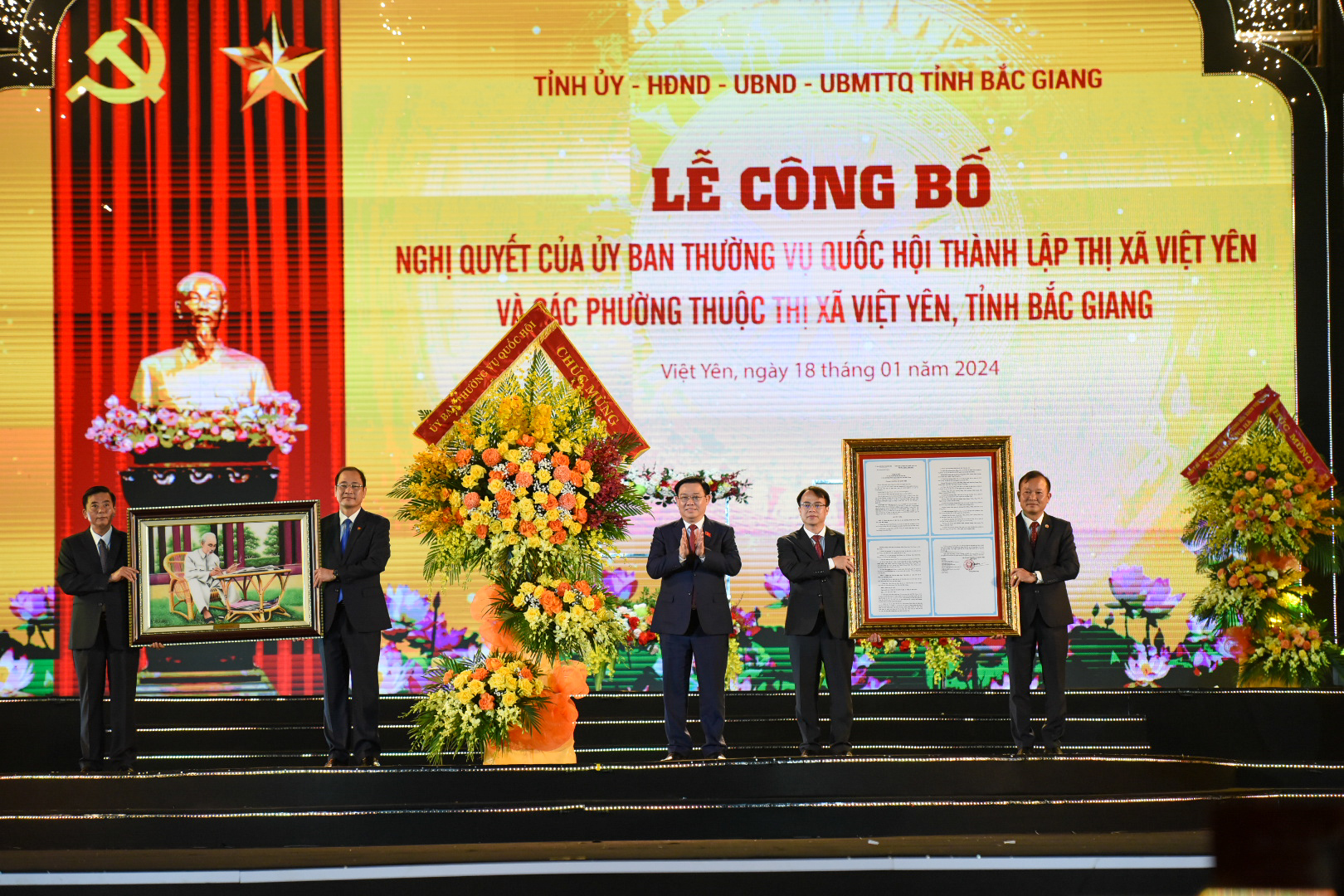 Chủ tịch Quốc hội Vương Đình Huệ trao Nghị quyết thành lập thị xã Việt Yên, Bắc Giang- Ảnh 1.