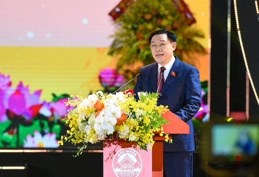 Chủ tịch Quốc hội Vương Đình Huệ trao Nghị quyết thành lập thị xã Việt Yên, Bắc Giang- Ảnh 2.