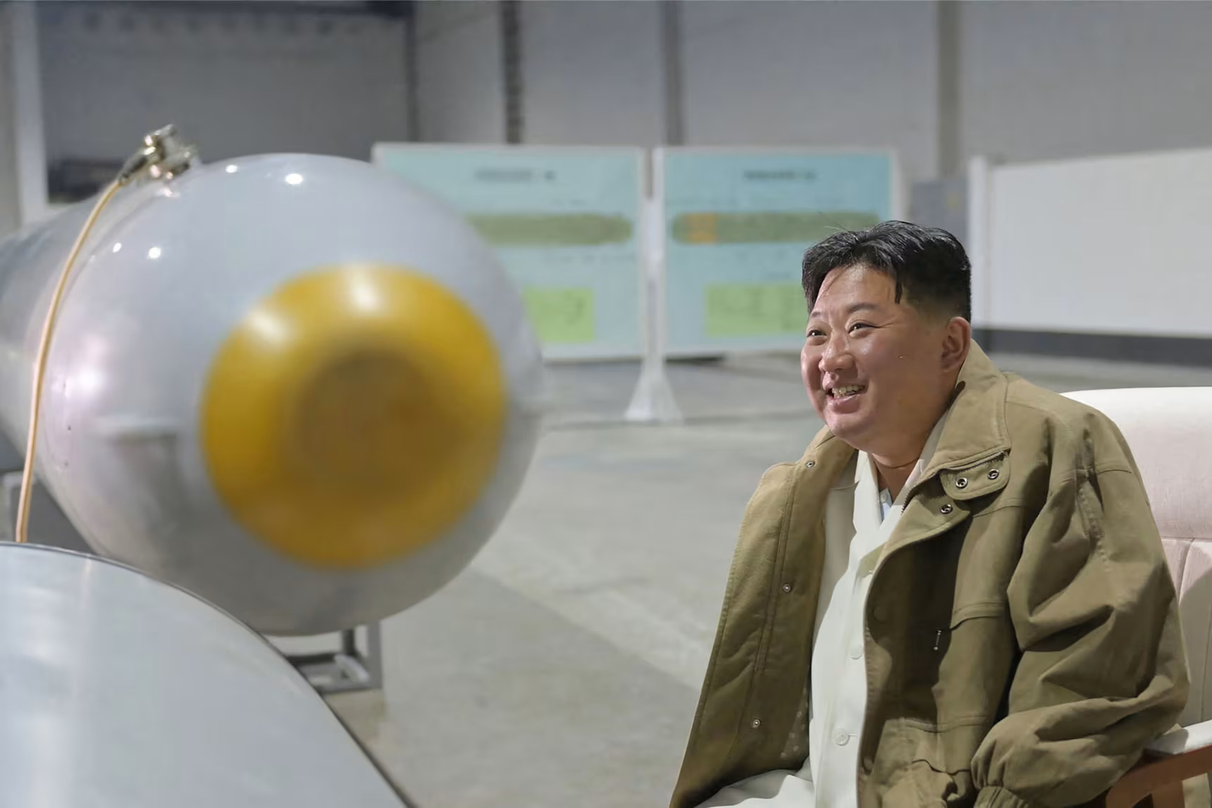Ông Kim Jong Un kiểm tra hệ thống vũ khí hạt nhân dưới nước (Ảnh: KCNA)