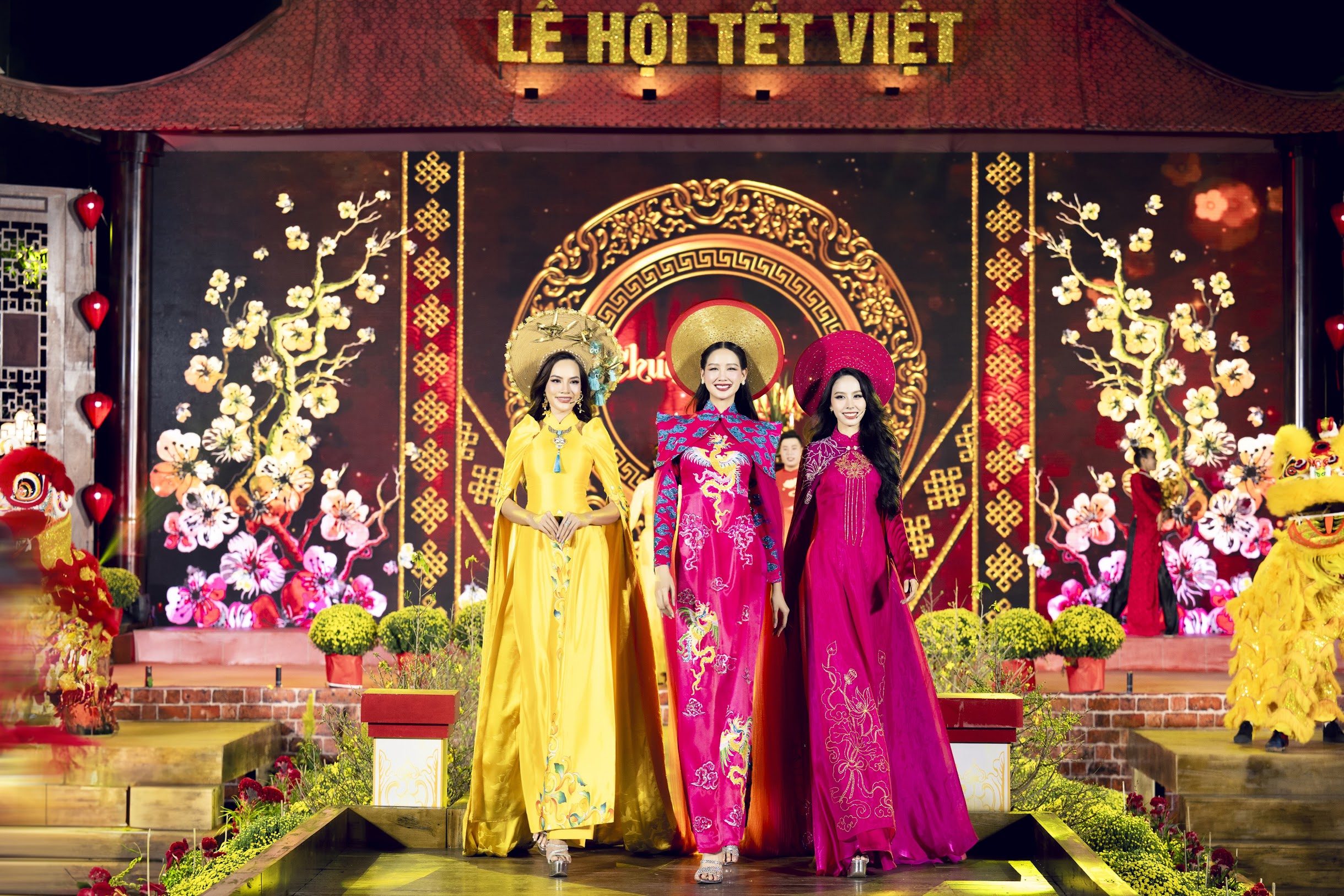 Ba đại sứ là các nàng hậu đại diện Bắc - Trung - Nam