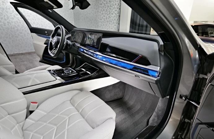 BMW 7-Series nổi bật với bản độ carbon