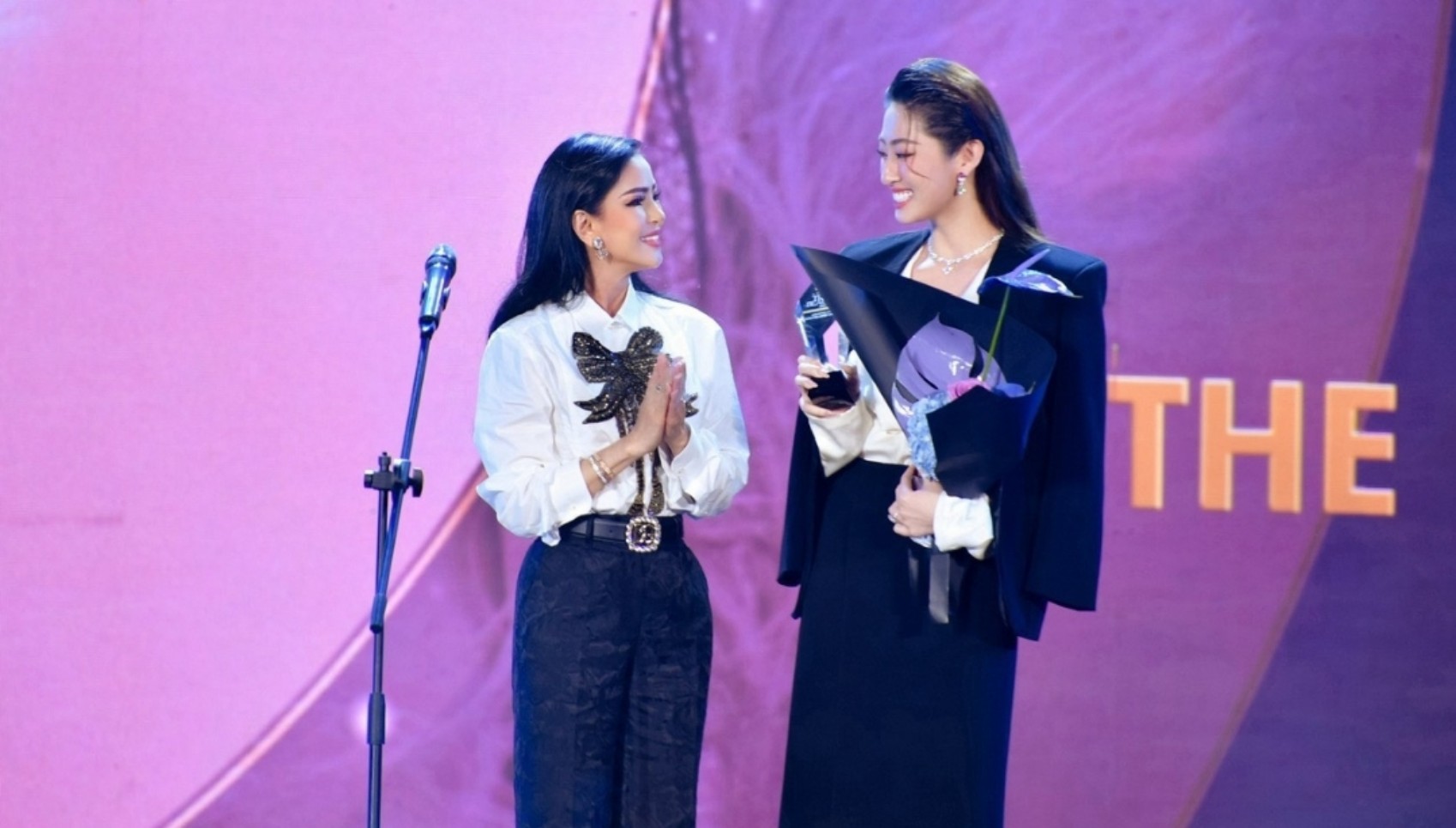 Doanh nhân Lê Hồng Thủy Tiên cuốn hút trong mọi khoảnh khắc tại Đẹp Awards 2023- Ảnh 2.