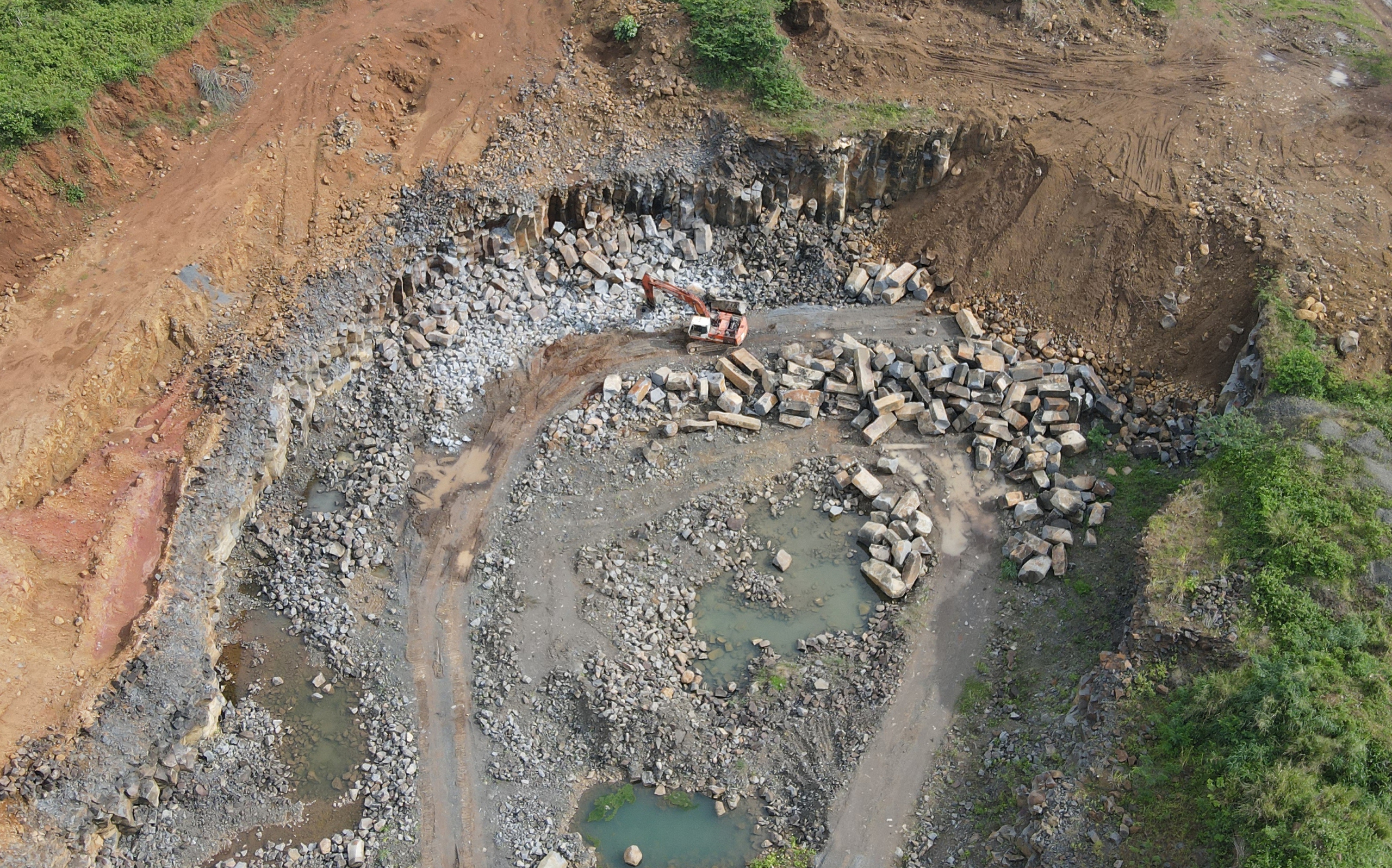 Doanh nghiệp khai thác đá cây trái phép ở Đắk Nông từng bị xử lý vẫn tái phạm - Ảnh 1.