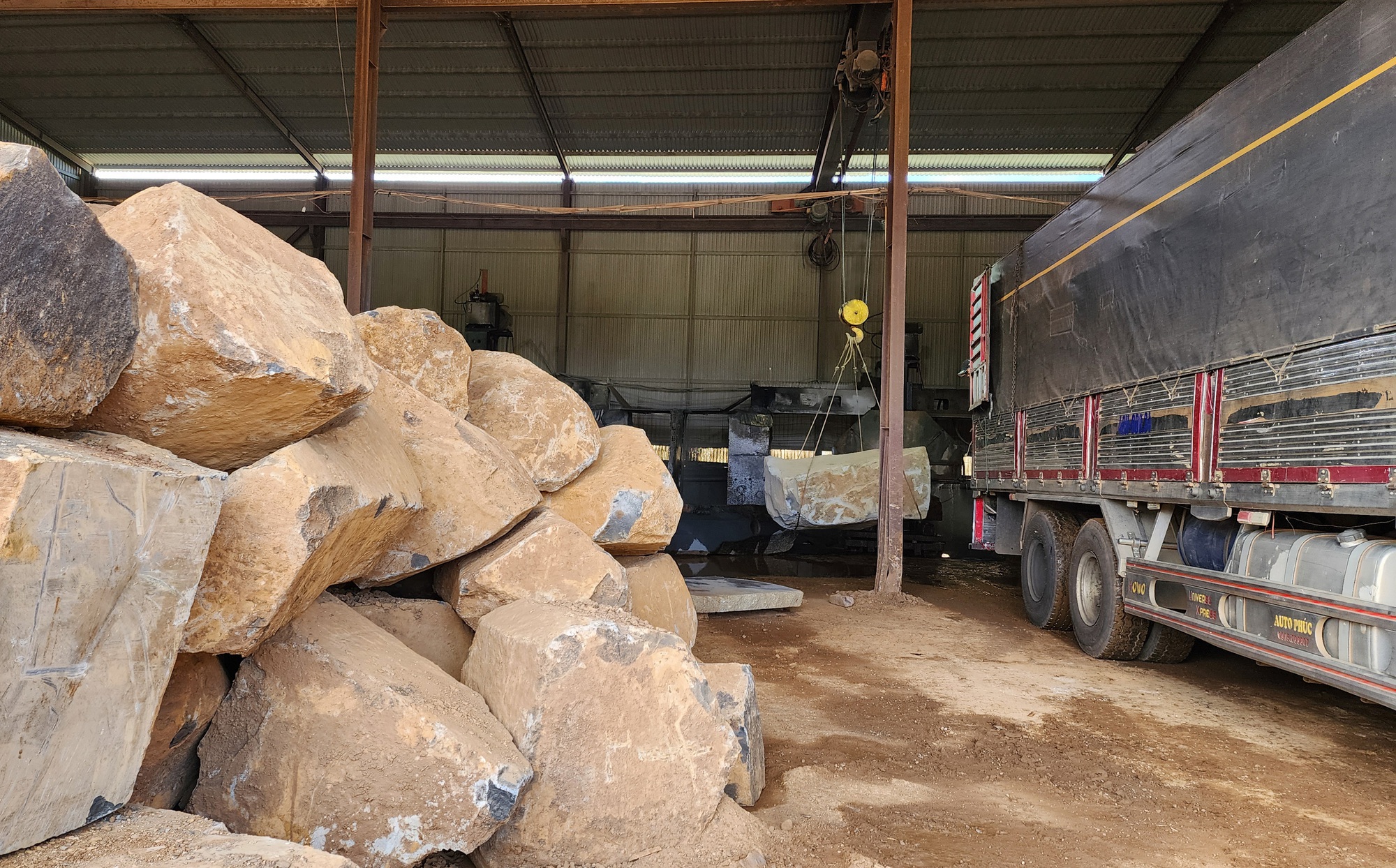 Doanh nghiệp khai thác đá cây trái phép ở Đắk Nông từng bị xử lý vẫn tái phạm - Ảnh 2.