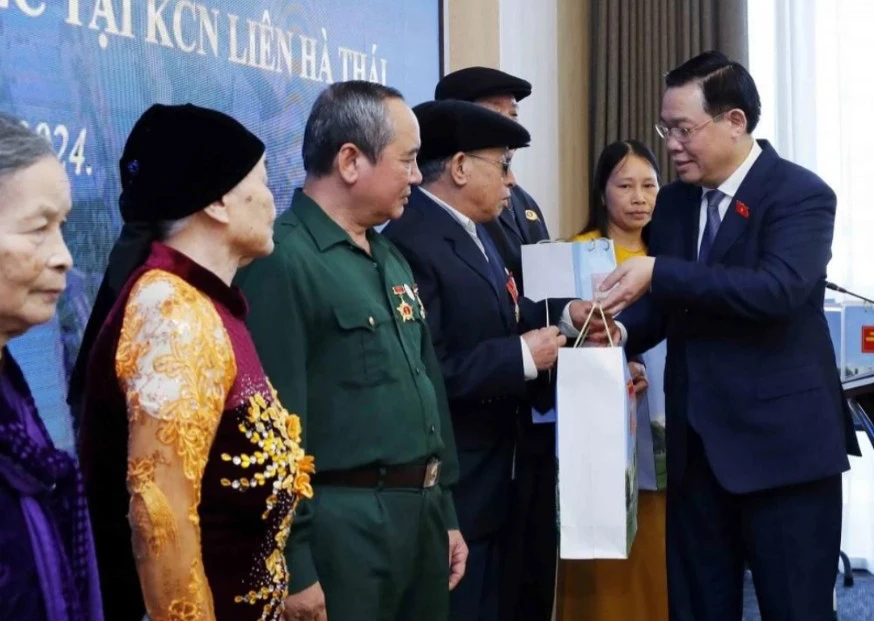 Chủ tịch Quốc hội thăm, tặng quà Tết gia đình chính sách, công nhân tại Thái Bình- Ảnh 4.