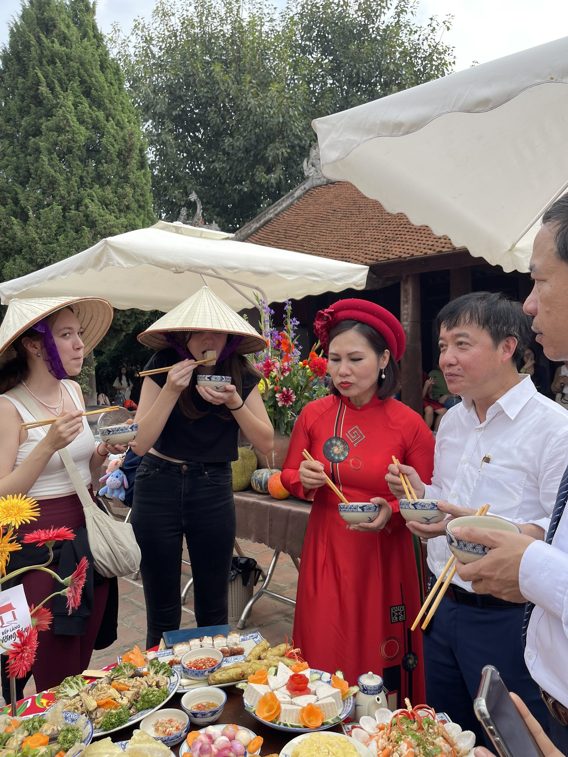 Trải nghiệm văn hóa Tết Việt tại làng cổ Đường Lâm- Ảnh 3.