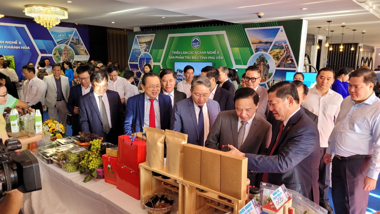 Phát huy thế mạnh cửa ngõ biển, thúc đẩy kinh tế Phú Yên - Khánh Hoà - Ninh Thuận- Ảnh 4. Phát huy thế mạnh cửa ngõ biển, thúc đẩy kinh tế Phú Yên - Khánh Hoà - Ninh Thuận- Ảnh 4.