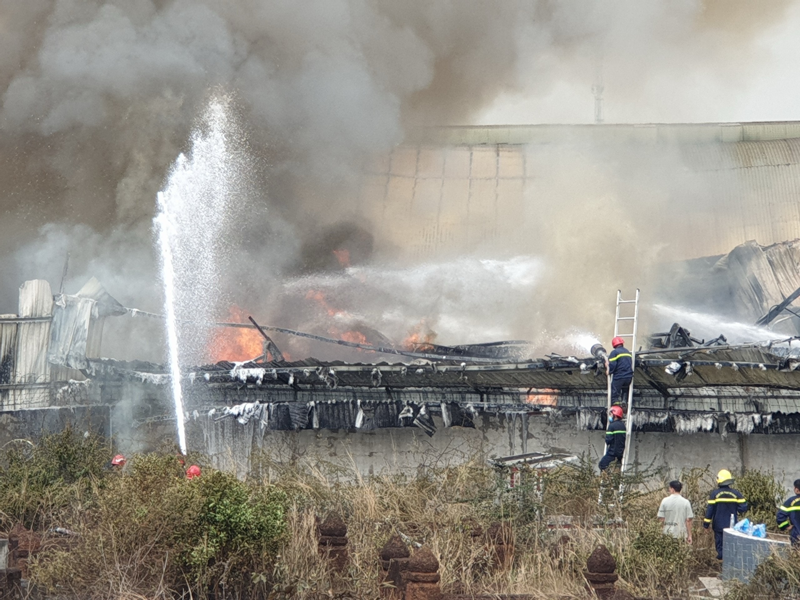 Bình Dương: Cháy công ty nệm hàng nghìn mét vuông kèm theo nhiều tiếng nổ lớn- Ảnh 2.